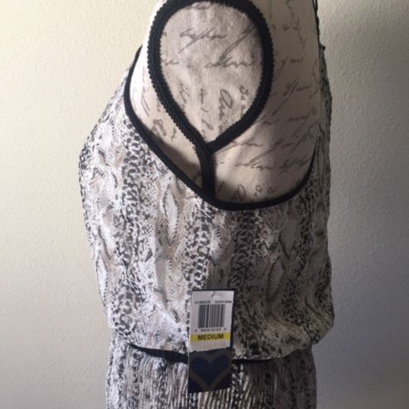 Urban Hearts Snake Printed Romper Medium NWT - Picture 5 of 7